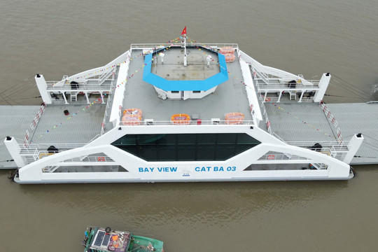 Phà ‘khủng’ thứ hai trong dự án 5 phà 130 tỷ đưa khách tới 'đảo ngọc' miền Bắc cập bến Hải Phòng