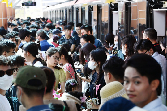 'Biển' người đổ lên tàu metro Nhổn - ga Hà Nội ngày cuối tuần