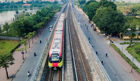 Tuyến metro 35.000 tỷ đi qua gần 10 trường đại học 'chưa hết hot' sau 3 ngày lăn bánh: Biển người 'nô nức' trải nghiệm, tàu đi nhanh nhưng hơi giật cục