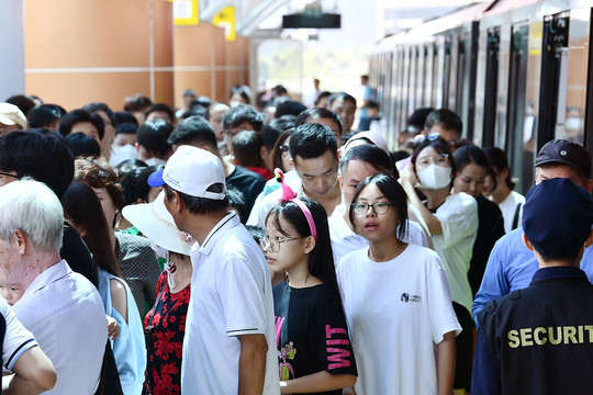 Dân hào hứng trải nghiệm metro Nhổn-Cầu Giấy, kỷ lục 66.078 lượt khách đi tàu