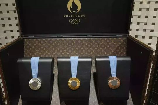 Đế chế hàng hiệu LVMH đưa ngành hàng xa xỉ cất cánh ở Olympic Paris 2024