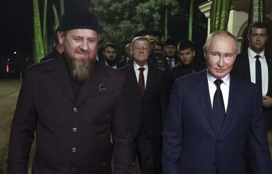 Ông Putin bất ngờ tới Chechnya, gặp binh sĩ sắp triển khai chiến đấu ở Ukraine