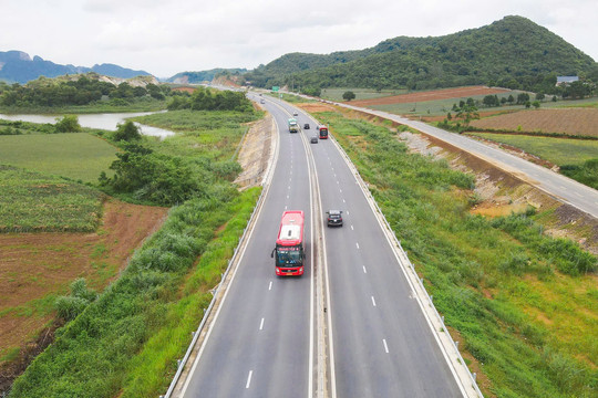 Vé tàu hỏa, máy bay đang 'cạn dần', hành khách thêm lựa chọn đi cao tốc dịp Lễ 2/9