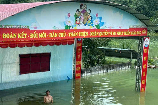 Hiệu trưởng bơi vào trường: Lo 1 tấn gạo ăn của học sinh bị nước nhấn chìm