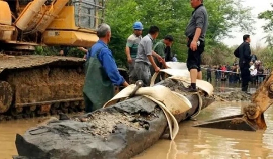 Lão nông ‘vớt’ được khúc gỗ đen xì có mùi thơm lạ bên ven sông: Lộ diện ‘thần mộc’ ngàn năm tuổi cực quý hiếm giá gần 1.800 tỷ