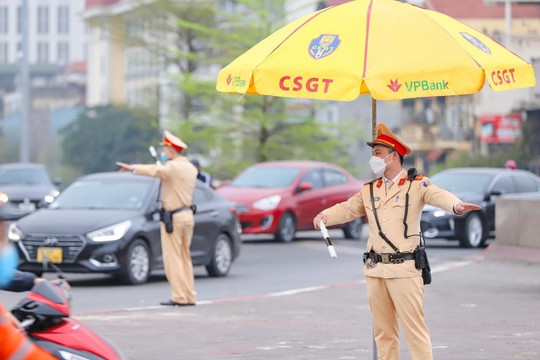 Chiêu mới giả danh CSGT xử phạt: Yêu cầu nạn nhân giữ bí mật với gia đình, nhân viên ngân hàng