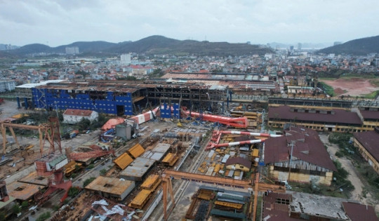 Dàn cẩu 300 tấn bị siêu bão Yagi quật đổ, phá nát nhà xưởng của Công ty Đóng tàu Hạ Long