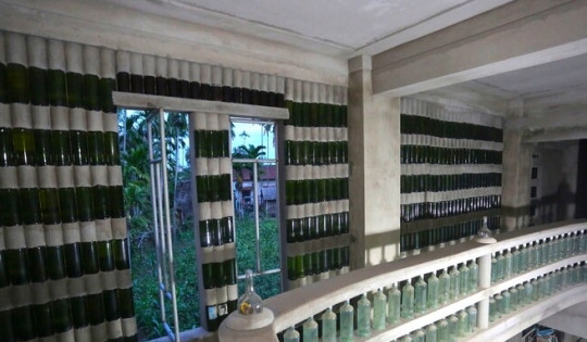 Nhờ sử dụng 20.000 vỏ chai, một thợ xây đã tạo nên ngôi nhà độc nhất vô nhị tại Hội An