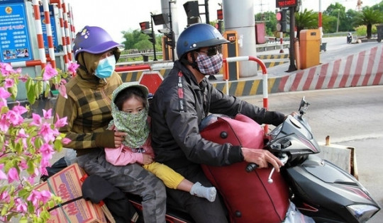 Chính thức từ 2025, bổ sung thêm trường hợp cho phép người đi xe máy được chở 3