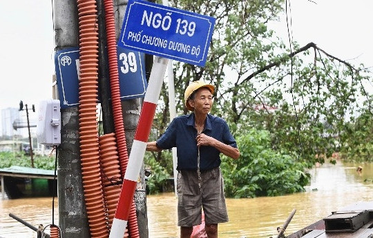 Nước sông Hồng mấp mé đường Chương Dương Độ, người dân khẩn trương di dời