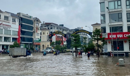 Làng biệt thự triệu đô lại lâm cảnh 'mênh mông sóng nước' sau ngày mưa ròng rã