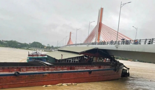 Tàu rỗng, nhà nổi trôi tự do mắc kẹt vào cây cầu hơn 500 tỷ nối hai tỉnh Phú Thọ và Vĩnh Phúc