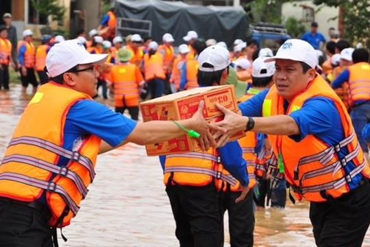 Chuyển tiền cứu trợ bão lũ, người dân cần lưu ý gì?