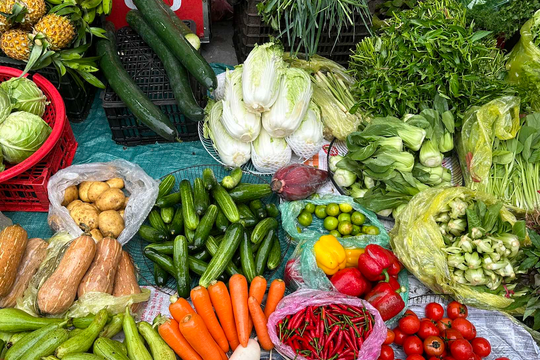 Chợ Hà Nội: Mùi tàu và hành lá đắt ngang thịt lợn, giá rau xanh tăng gấp 2-3 lần