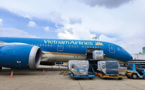 Vietnam Airlines vận chuyển gần 30 tấn hàng cứu trợ vùng bão lũ miền Bắc sau 2 ngày