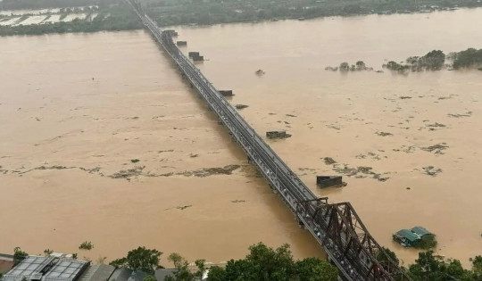 Cầu quay đầu tiên ở Việt Nam tuổi đời hơn 100 năm oằn mình tránh lũ