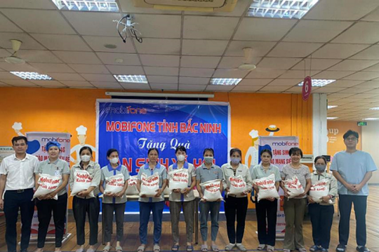 Ấm lòng mùa bão: MobiFone trao hàng trăm phần quà, tài trợ 100% nền tảng học trực tuyến mSchool