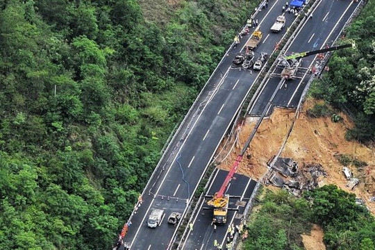 Lở đất nghiêm trọng vùi lấp đường cao tốc: Hơn 70 người thương vong, hàng loạt phương tiện nằm chồng chất dưới chân đồi, giao thông tê liệt