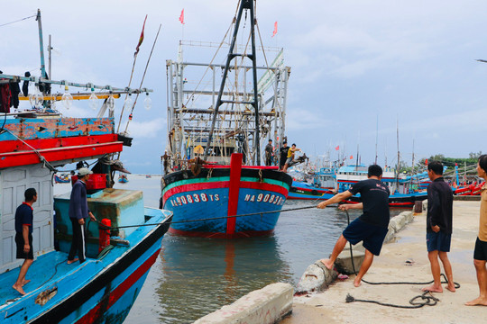 Nhiều địa phương miền Trung cấm biển, sẵn sàng lực lượng cứu hộ, cứu nạn