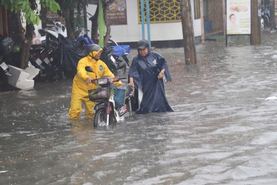 Mưa không ngừng từ sáng đến trưa, nhiều tuyến đường TPHCM ngập nặng