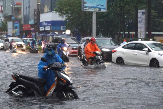 Mưa lớn, nhiều tuyến đường Đà Nẵng ngập sâu