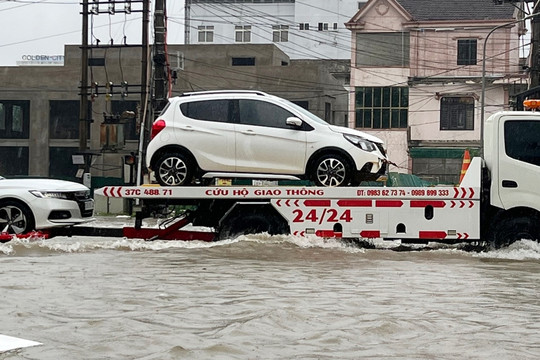 Cứu hộ hàng chục ô tô, xe máy ngập trong biển nước ở TP Vinh