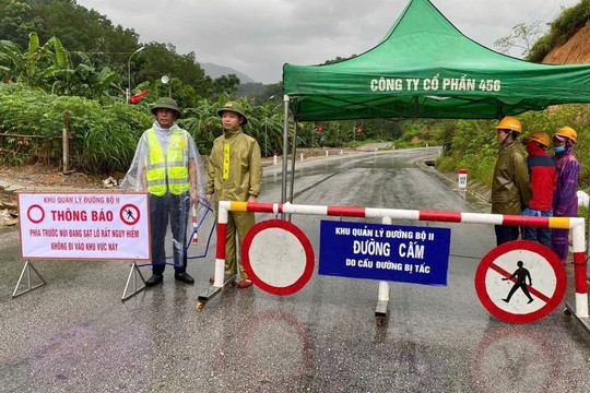 Đất đá sạt lở tràn xuống Quốc lộ 8A, đường lên cửa khẩu Cầu Treo tê liệt