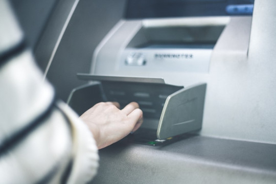 Dừng ngay giao dịch tại máy ATM nếu phát hiện những dấu hiệu bất thường sau