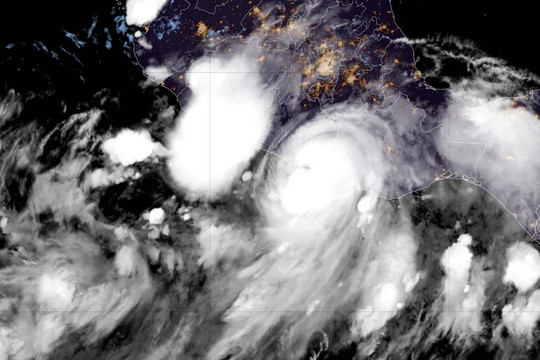 Bão nhiệt đới John đổ bộ Mexico: Sức gió lên tới 220km/h, cảnh báo nguy cơ lũ lụt và sạt lở nghiêm trọng
