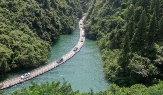 Cây cầu như 'đường cao tốc nước' không bê tông cốt thép, chịu được sức nặng 1.000 người, xe trọng thải 2,8 tấn đi qua nhẹ bẫng