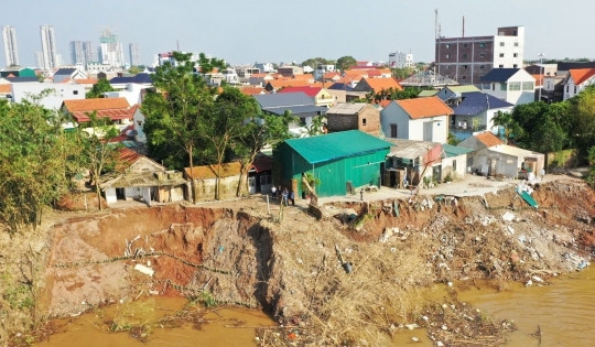 Thành phố đông dân của Việt Nam sạt lở trong đêm, 4 ngôi nhà đổ sập xuống sông Đồng Nai