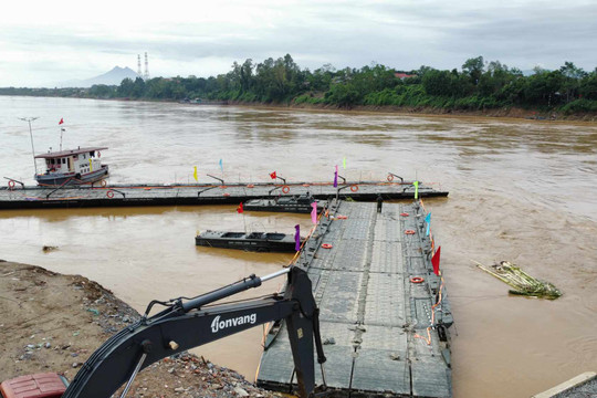 Phà chuyên dụng tạm thay thế cầu phao Phong Châu