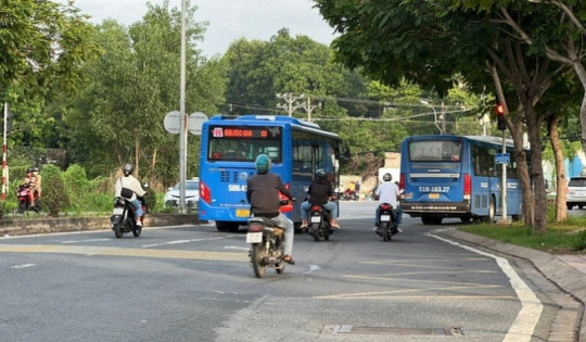 Bộ Công an đề xuất phạt đến 8 triệu đồng đối với ô tô vượt đèn đỏ