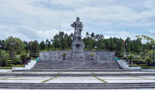 Ngọn núi 'ba tầng' là nơi lên ngôi của vị vua từng có công xóa bỏ ranh giới Đàng Trong - Đàng Ngoài, được công nhận là di tích cấp quốc gia