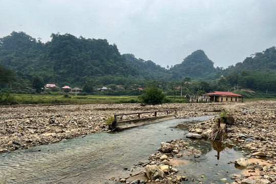 Nước suối đổi dòng, xoá đường vào một bản ở Thanh Hóa