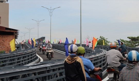 2 quận TP. HCM không có đường giao thông liên kết, lưu thông duy nhất bằng cầu sắt tạm bị đâm sập 2 lần sắp có cầu mới gần 1.200 tỷ