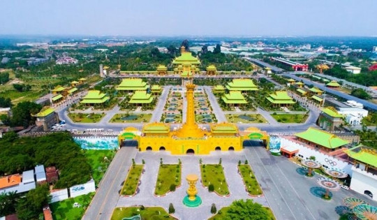 Đền thờ rộng 5.000m2 được dát vàng 24K, nằm bên trong Khu du lịch lớn nhất Đông Nam Á của vợ chồng bà Nguyễn Phương Hằng