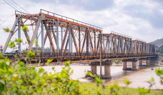 Cây cầu duy nhất có ô tô và tàu hỏa đi chung ở Việt Nam sẽ được 'rót' gần 800 tỷ đồng 'tái sinh'