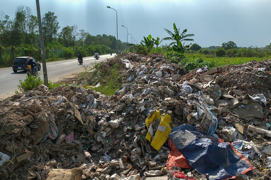 Rác thải bủa vây đường gom đại lộ Thăng Long