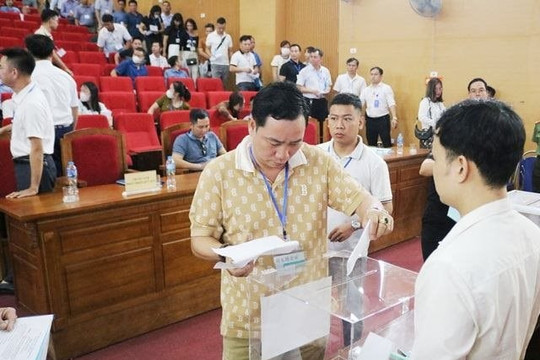 Xuyên đêm đấu giá 54 thửa đất huyện Quốc Oai