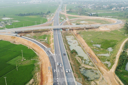 Cận cảnh 200 km cao tốc 'trắng' trạm nghỉ, cây xăng