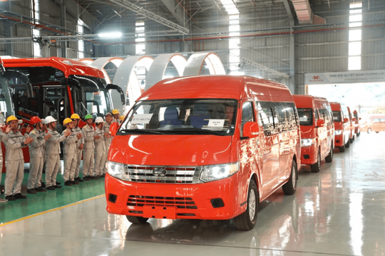 Mẫu xe minibus thương hiệu Việt đầu tiên ra mắt