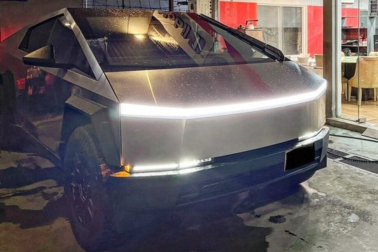 Bán tải điện Tesla Cybertruck đầu tiên về Việt Nam