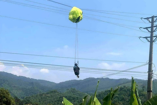 Cắt điện toàn xã để giải cứu vận động viên nhảy dù mắc kẹt trên dây diện