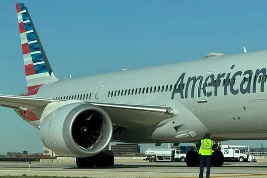 Máy bay Boeing bất ngờ ‘nuốt chửng’ thùng container vào động cơ khi đang di chuyển, tàu bay lập tức bị đình chỉ, cơ quan chức năng vào cuộc tìm nguyên nhân