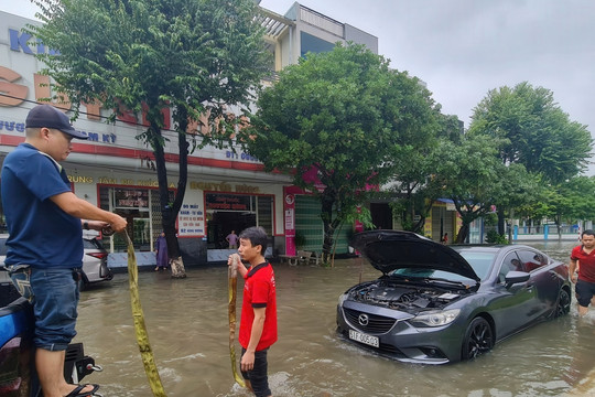 Mưa lớn gây ngập sâu nhiều tuyến đường ở TP Tam Kỳ, hàng loạt xe chết máy