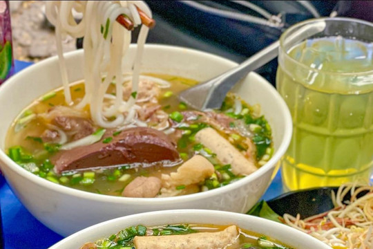 Top 5 quán bún bò Huế ngon ở Hà Nội, thực khách 'trung thành' suốt bao năm