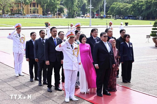 Chủ tịch Hạ viện Malaysia vào Lăng viếng Chủ tịch Hồ Chí Minh