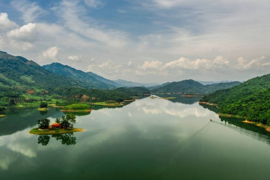 Hồ nước được ví như ‘vịnh Hạ Long trên cạn’, có diện tích bề mặt hơn 26km2, dung tích nước lớn gấp 25 lần Hồ Tây