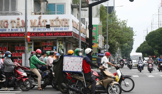 Xe máy, ô tô 'làm mưa làm gió' trên đường phố TPHCM